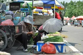 七旬老人“白发人送黑发人”，骑三轮车为孙女赚学费，看咋回事图片