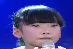 汶川地震幸存小女孩唱一首歌，纪念逝去的同学，全场被感动哭了图片