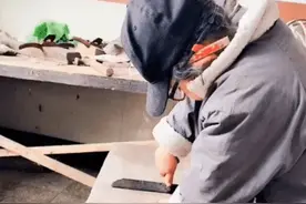 “最小木工宝宝”走红，手艺从娃娃抓起，耳朵上的笔恰到好处图片