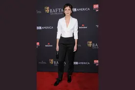 Emma Watson从小美到大，一身黑白穿搭展现利落帅气的一面图片