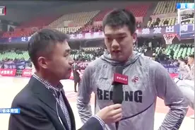 北京首钢队员张才仁，在四川省体育馆接受北京台记者现场采访视频封面