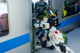 牛高达挤地铁是什么梗？牛高达模型搞笑场景图片