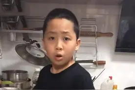 儿子半夜偷偷做宵夜，宝妈掐点蹭饭，网友：得儿如此，夫复何求图片