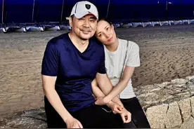 陈建斌晒合照！他穿七分裤胡子拉碴太随性，老婆蒋勤勤素颜更清秀图片