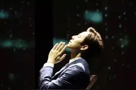 何炅年收入超3千万父欠40万，汪涵家藏古董过亿，孟非年年被水淹图片