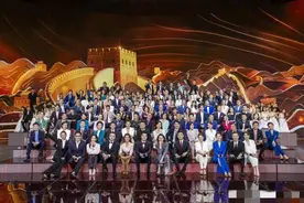 央视主持幕后花絮阵容庞大：李思思晃脚，撒贝宁沧桑，董卿气质佳图片