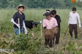 李维嘉等9个明星干活4小时，蹲地吃最简单的面，黄磊是否太敷衍？图片