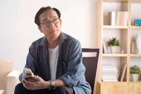 跳了两年广场舞，六旬阿姨感慨：人到晚年，有些爱情碰不得图片