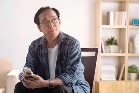 跳了两年广场舞，六旬阿姨感慨：人到晚年，有些爱情碰不得图片