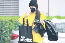 杨幂不愧是时尚女王，身穿黄色卫衣配格纹直筒裤，舒适慵懒又时尚图片