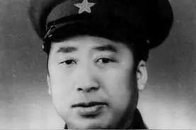 滕代远担任参谋长，父亲来看望：你当这么大的官，怎么比我还穷？图片