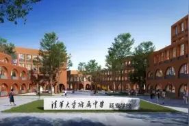 11名学生因代考被学校劝退，直接睡在校门口，家长“贴心”送被子图片
