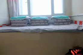 东北人在炕上吃饭睡觉，南方人疑惑：不嫌脏吗？看看东北人咋说图片