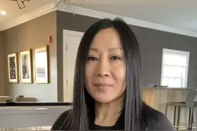 纽约华女脱掉羽绒服，举标语走上街头，以无声的方式抗议歧视图片