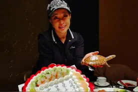 刘晓庆喜迎69岁生日，脸部肿胀状态不佳，前一晚曾带货直播到凌晨图片