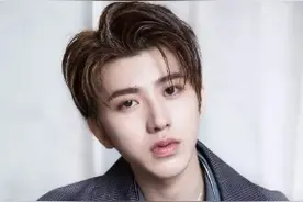 致各位女读者：你心目中的男神都是怎么端酒杯呢？图片