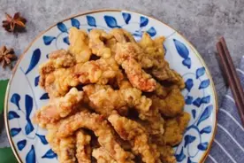 炸酥肉时，有人用面粉，有人用淀粉，大厨：都不对，教你正确做法图片