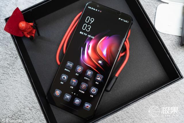 红魔5G暴走开黑，144Hz刷新率爽飞！除了打游戏它还有狠招～