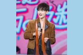 “爹坑”周震南图片