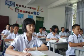 女老师找00后学生谈话，本来场面有些严肃，看到身高差后绷不住了图片