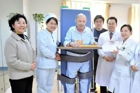 中国小伙为报答瑞士房东为其送终，老人去世前表示：想长眠于中国图片