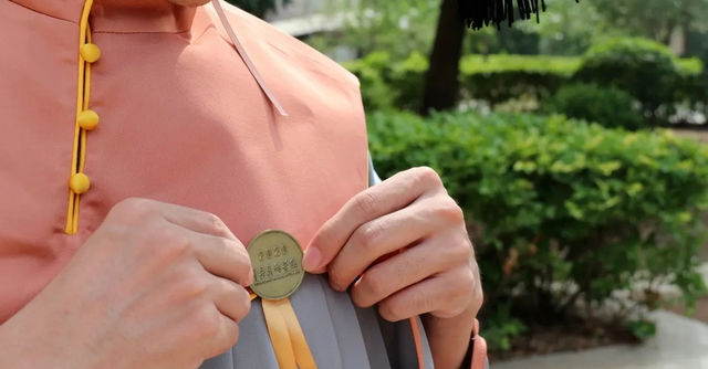 中央美院的学士服美上热搜！这是什么神仙毕业现场？