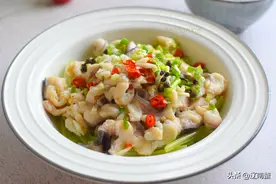 午饭做了一盘鱼，上桌5分钟就吃光了，又鲜又嫩，比清蒸抢手图片