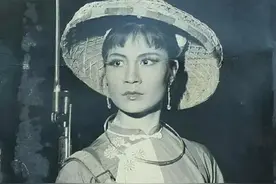 来自《南海长城》里的女民兵，不爱红妆爱武装，她是谁？图片