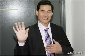 家门被踹开，“大衣哥”朱之文无奈与村民合影，有人靠拍他视频赚钱图片