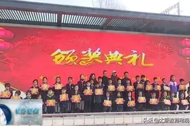 太师三附小万科城校区：一场特殊的升旗仪式图片