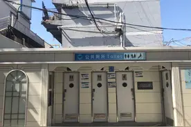 家中没有卫生间，楼下公厕长期关闭，这些居民半年无厕可用，生活现状如何？图片