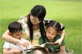 孩子是否“爱爸爸妈妈”早有预兆，从小这三种行为，都是满满的爱图片