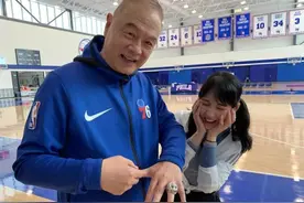 中国国家队教练给美国大学篮球队包脚赚钱，后来成为篮球解说教父图片