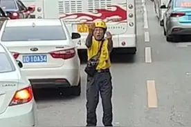 感人！外卖小哥送餐途中为消防车队“开道”，来的竟是当年服役老部队图片