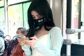 鞠婧祎下班坐公交，身上挎着名牌包包，车内大妈的眼神很真实图片