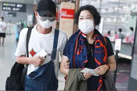 文章牵手妈妈现身机场，学高云翔、李小璐、陈羽凡打“亲情牌”？图片