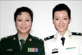 她是初代“铁梅奶奶”，丈夫是团长，儿子是演员，孙女是女神车晓图片