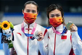 跳水女神齐聚一堂！施廷懋再夺奥运金牌，与郭晶晶陈若琳比心合影图片