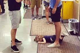 小女孩跪地哀求：“妈妈你别打我了”，失控的家长真的很可怕图片