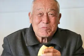 河南9旬大爷抽烟喝酒60年，爱吃杂粮不沾荤腥，看他现在过的咋样图片