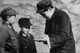 1939年主席和2名小八路交谈被拍下，直到47年后，交谈内容被公布图片