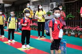幼儿园开学，同是妈妈带娃"走红毯"，网友：没有对比就没有伤害图片