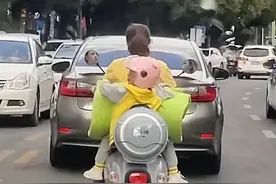 操碎了心！贵州一妈妈骑车走错道，宝宝回头伸手示意后车保持距离图片
