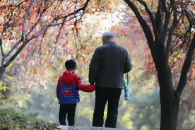 “都是带娃，为啥我妈就免费，你妈就给钱？”老公抱怨，妻子回怼图片