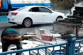 洒水车“不务正业”  客串消防车图片