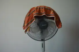 夏天开风扇，记得要在上面盖一条毛巾，知道的人还不多，涨知识了图片