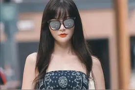 时髦女生就是会穿，铅笔牛仔裤配个性抹胸衫，清凉时尚又美的高挑图片