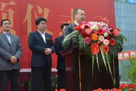 “装穷”考验儿子？父亲突然说在深圳有块地，今兄弟也成百亿富翁图片