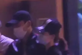 郑恺街头酩酊大醉，需靠苗苗与助手搀扶才能走，连上车都要抬？图片