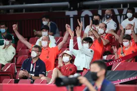 惊人！奥运男单半决赛中德对决，国际乒联主席竟只为德国选手加油图片